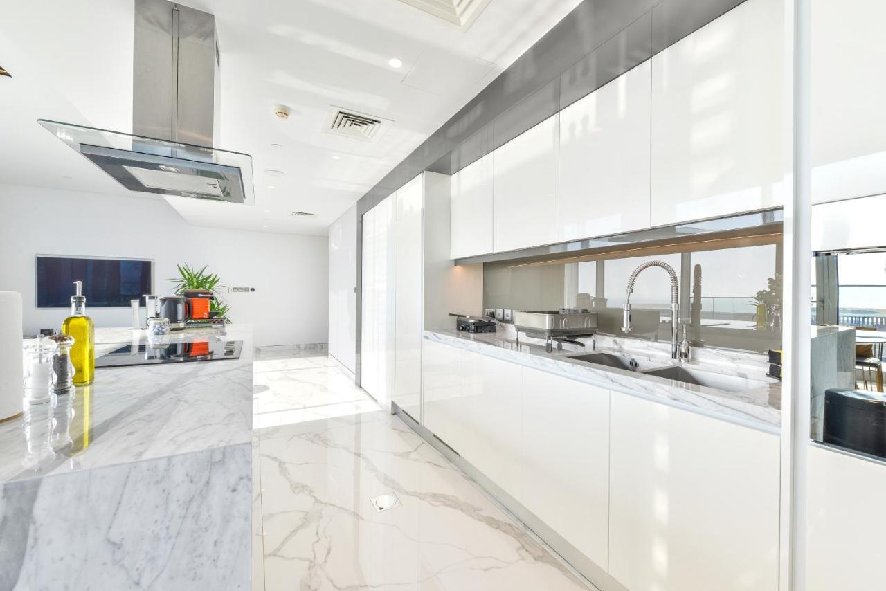 Luxe 3 Bedroom Oceanfront Apartment In The Heart Of Bluewaters Island ดูไบ ภายนอก รูปภาพ